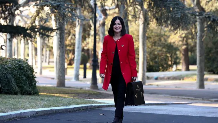 Carolina Darias con su cartera ministerial a su llegada a Moncloa.