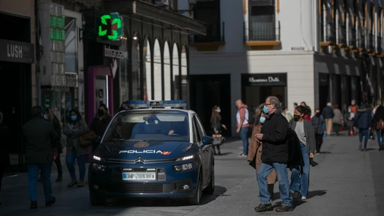 Personas caminando por una calle céntrica Restricciones coronavirus