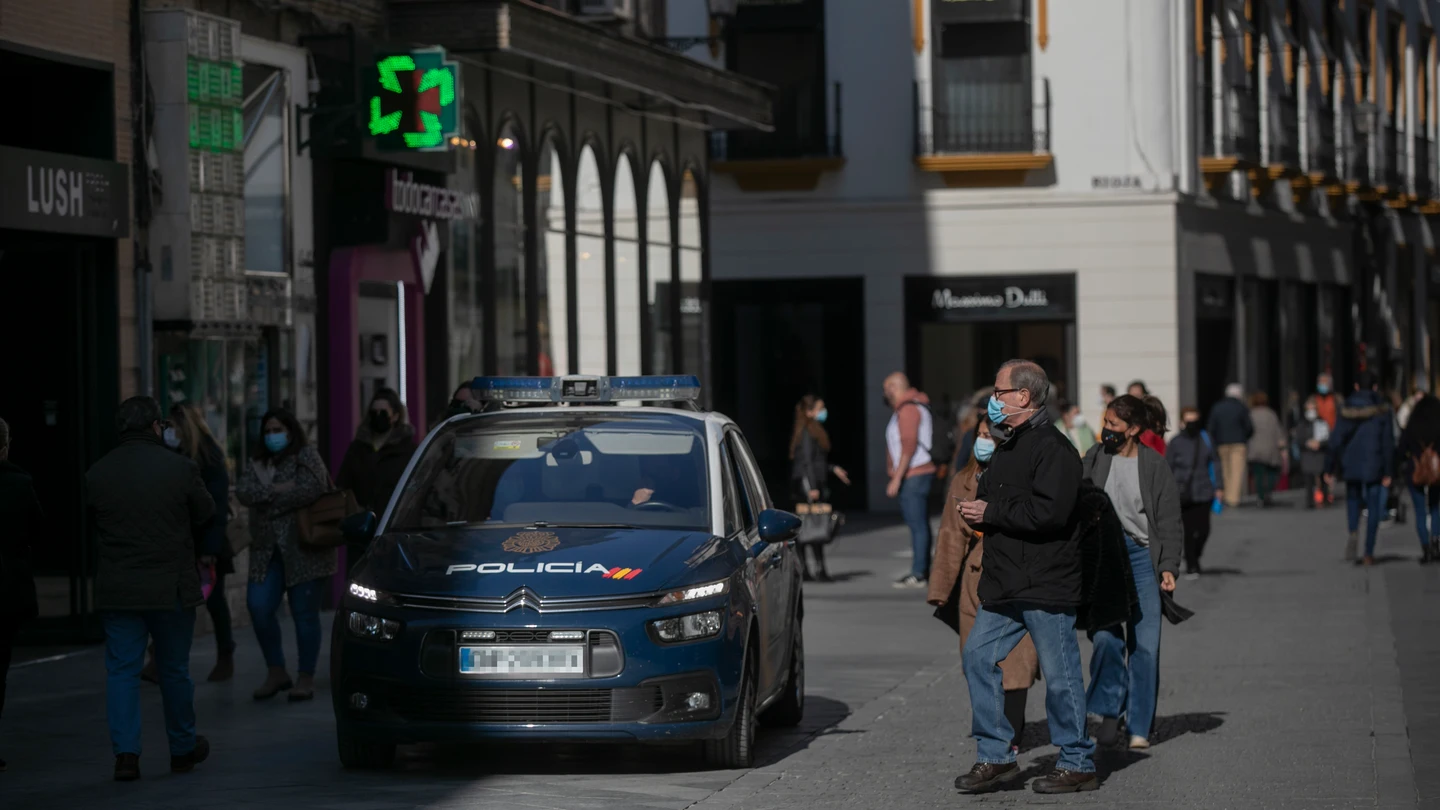Personas caminando por una calle céntrica Restricciones coronavirus