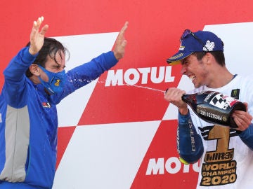 Davide Brivio con Joan Mir proclam&aacute;ndose campe&oacute;n del mundo