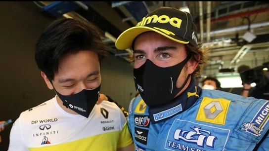 Guanyu Zhou y Fernando Alonso en Abu Dabi Guanyu Zhou y Fernando Alonso en Abu Dabi
