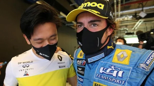 Guanyu Zhou y Fernando Alonso en Abu Dabi