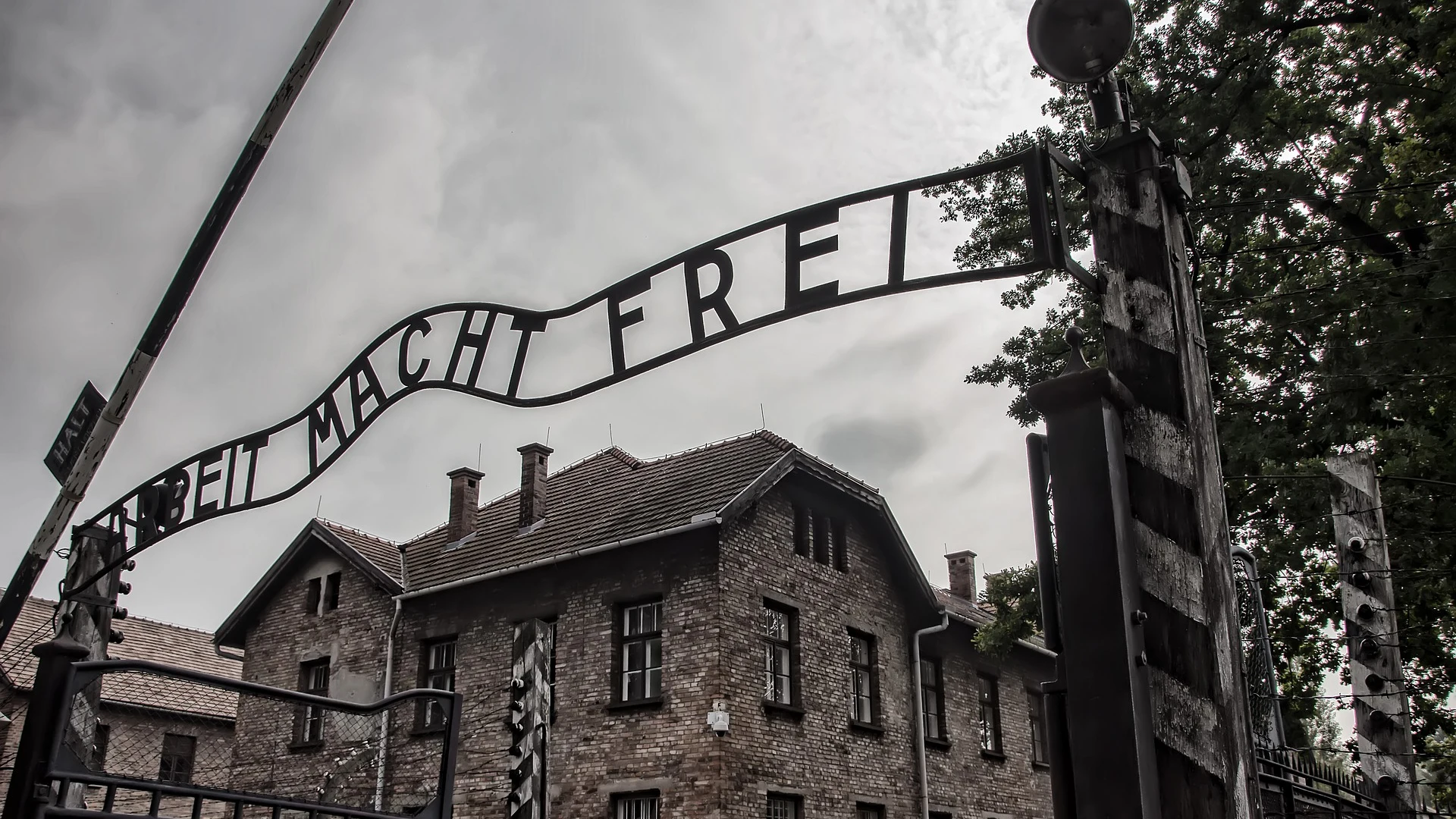 Cartel "Arbeit macht frei" (el trabajo os hará libre) que preside Auschwitz