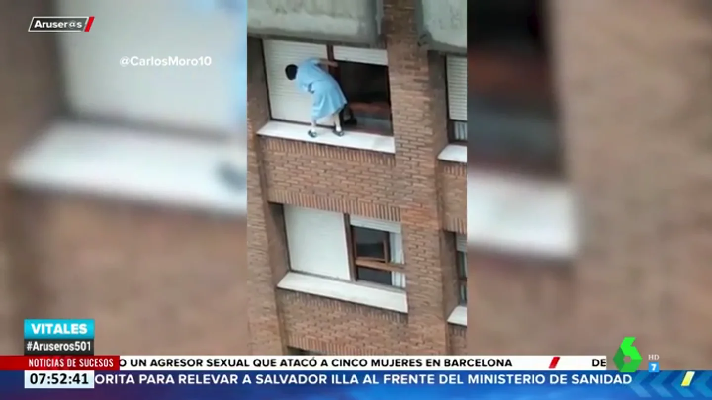 Impactantes imágenes: una mujer de Gijón limpia la persiana subida al alféizar de un séptimo piso Impactantes imágenes: una mujer de Gijón limpia la persiana subida al alféizar de un séptimo piso