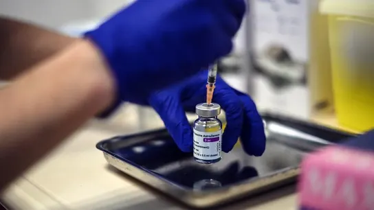 Extracción de una dosis de la vacuna de AstraZeneca. Extracción de una dosis de la vacuna de AstraZeneca.
