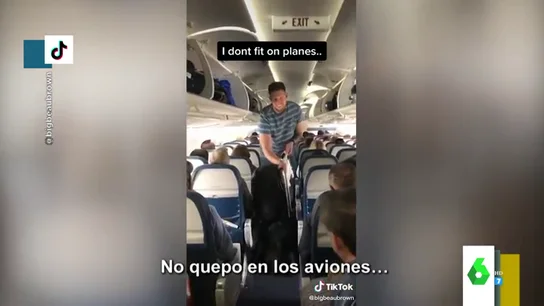 El mal rato de un chico de dos metros al volar en 'low-cost': "No quepo en los aviones" El mal rato de un chico de dos metros al volar en 'low-cost': "No quepo en los aviones"