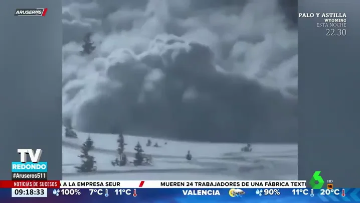 Un gran alud de nieve sorprende a cinco personas y una de ellas acaba atrapada bajo la nieve