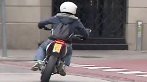 Adolescente en moto Adolescente en moto