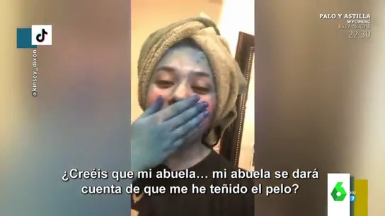 El vídeo viral que muestra la "torpeza" de una joven al teñirse el pelo: "Ya puede ser figurante de Avatar" El vídeo viral que muestra la "torpeza" de una joven al teñirse el pelo: "Ya puede ser figurante de Avatar"