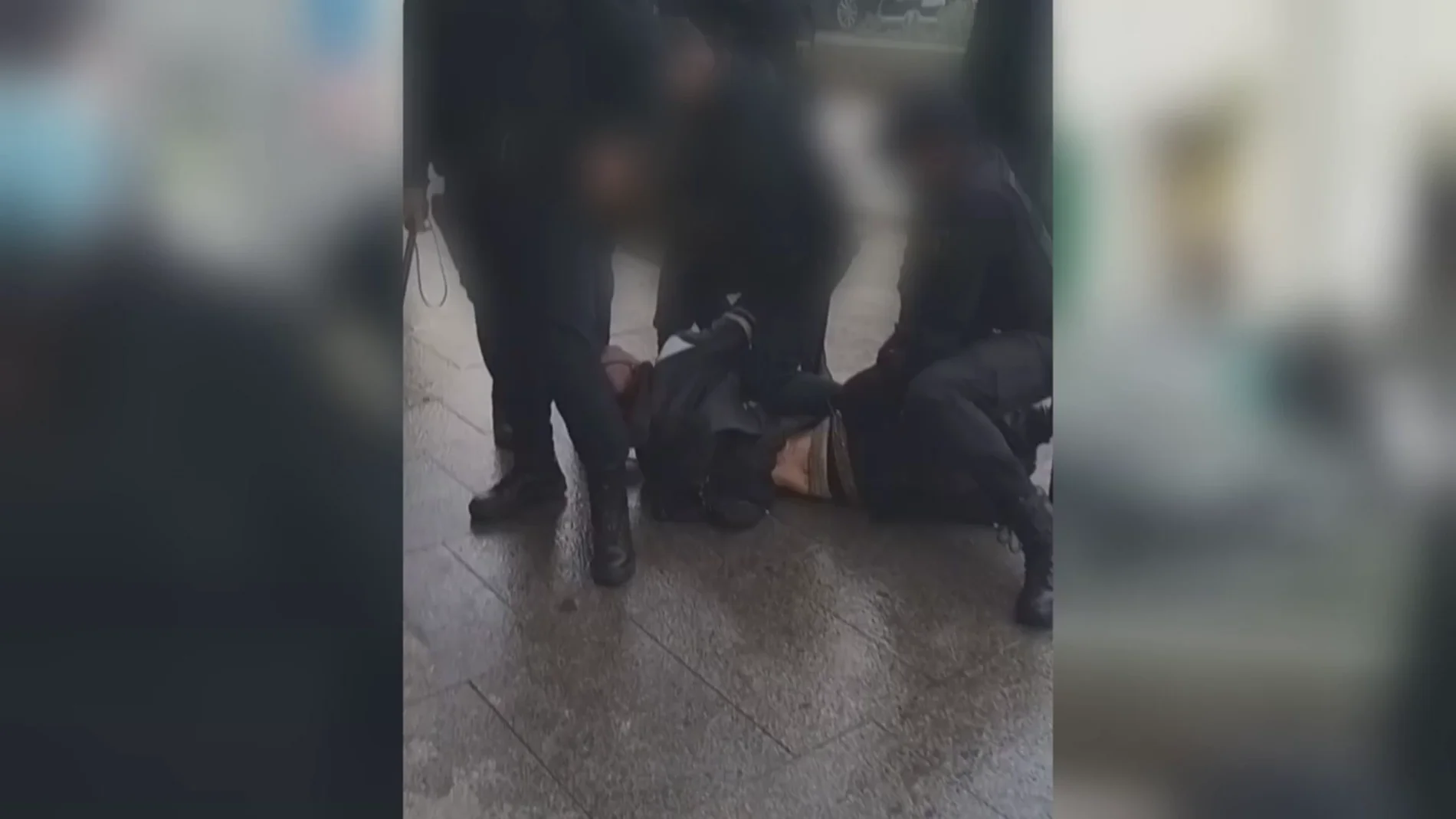 Graban una agresión policial a varios jóvenes en Madrid: 