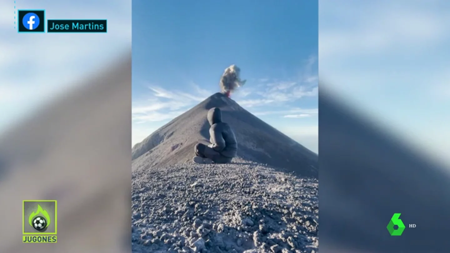 El momento en el que un volcán entra en erupción mientras un hombre medita sobre la montaña El momento en el que un volcán entra en erupción mientras un hombre medita sobre la montaña