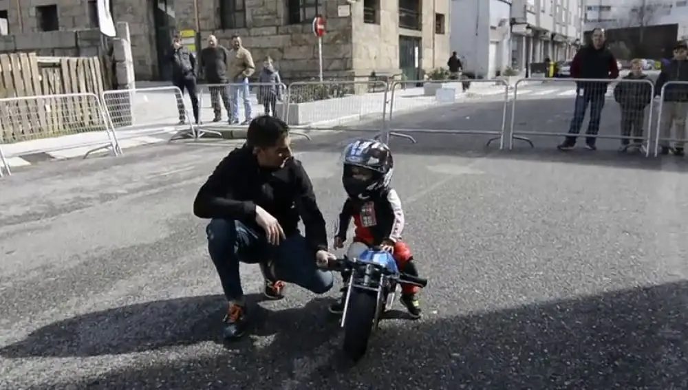Niño con su moto