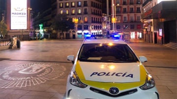 Una patrulla de la Policía Municipal en Callao (Madrid)