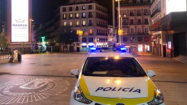 Una patrulla de la Policía Municipal en Callao (Madrid)