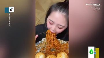 El agobiante vídeo de TikTok en el que una joven engulle un plato de pasta en menos de 20 segundos