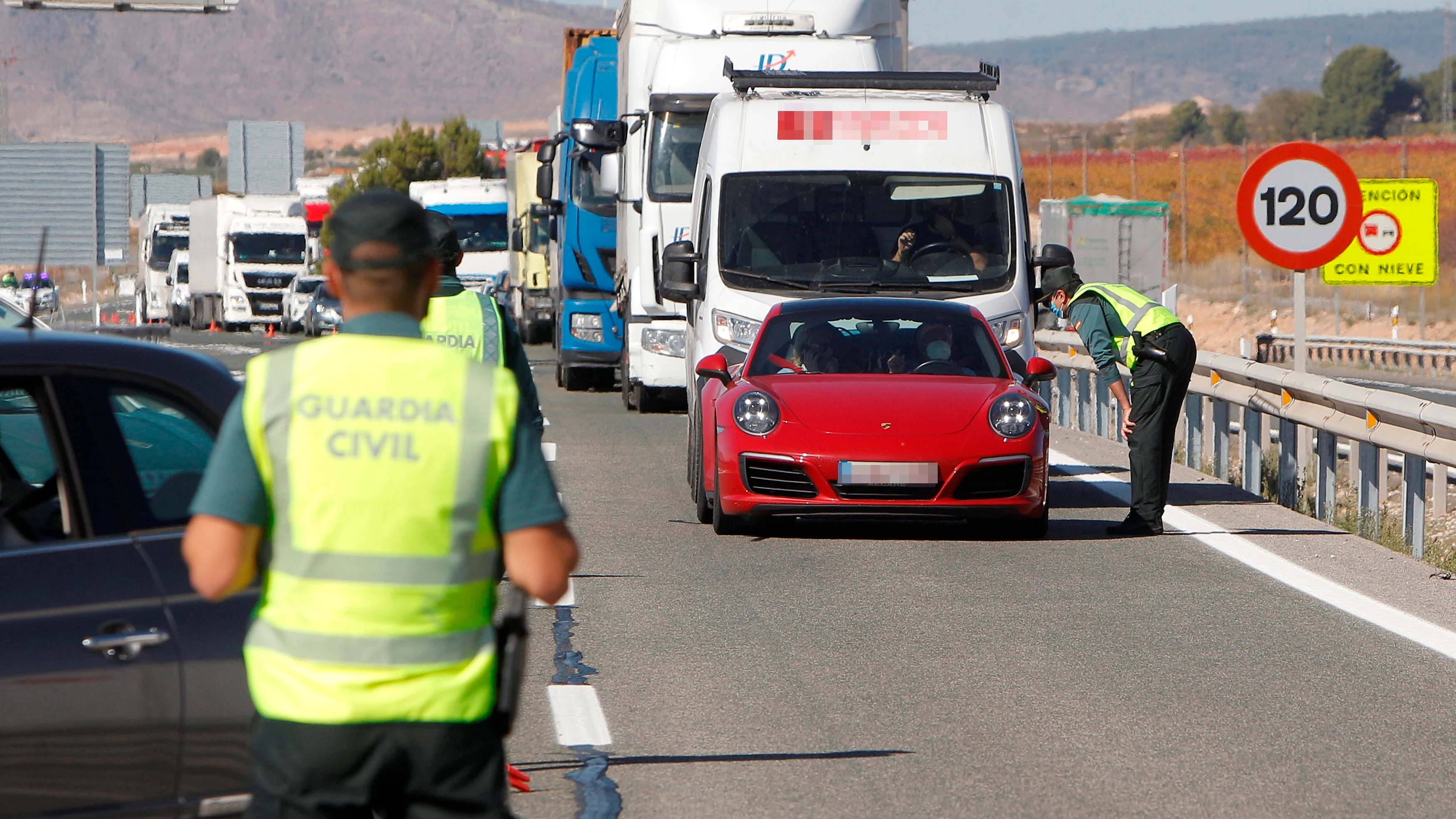 Un control de la Guardia Civil en la A-31 en la provincia de Alicante