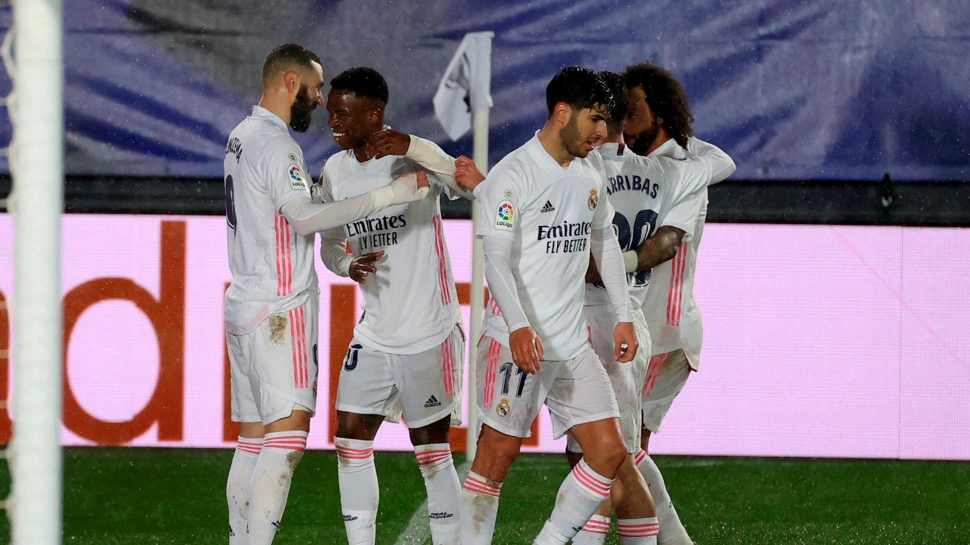 Benzema y Vinicius celebran un gol rodeados de sus compañeros
