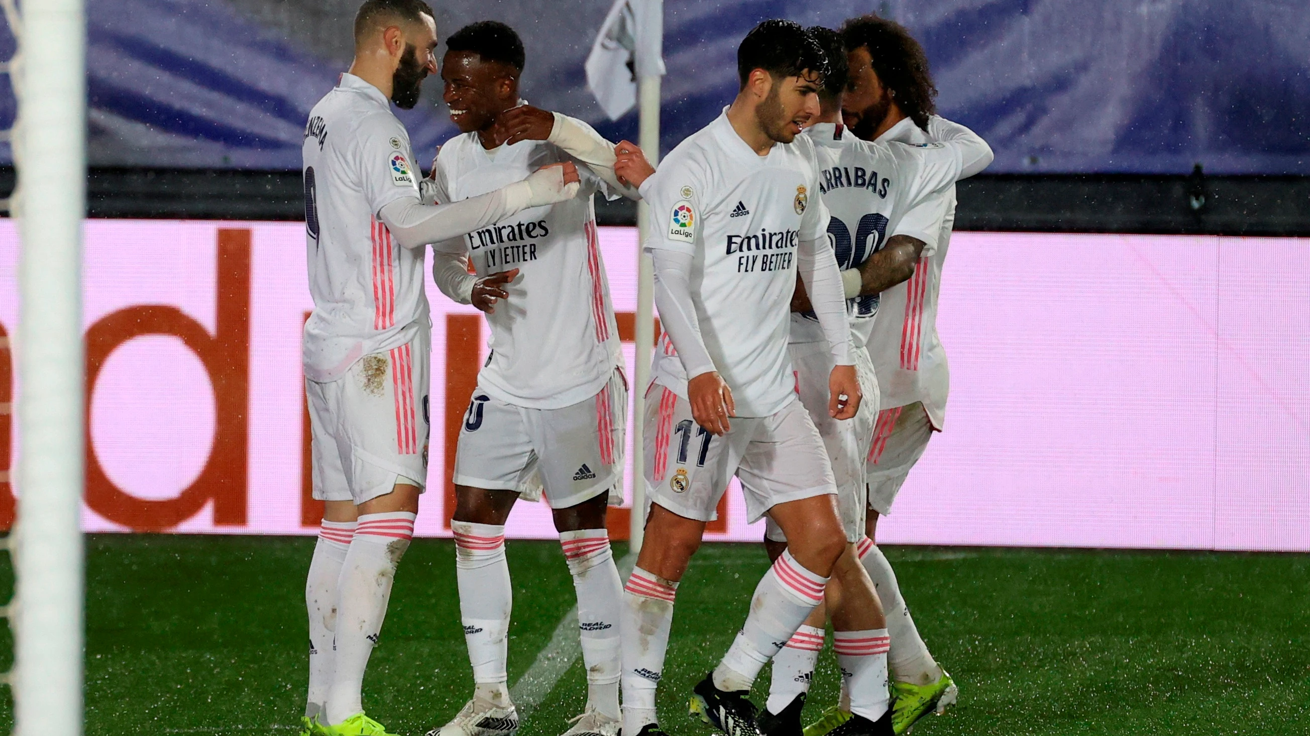 Benzema y Vinicius celebran un gol rodeados de sus compañeros