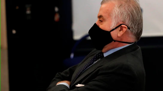 Luis Bárcenas, sentado en el banquillo de los acusados durante la primera sesión del juicio de los "papeles de Bárcenas" Bárcenas