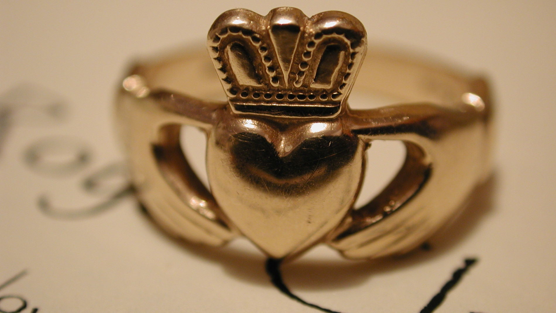 Sabes c mo es el rom ntico anillo Claddagh y d nde nace su leyenda