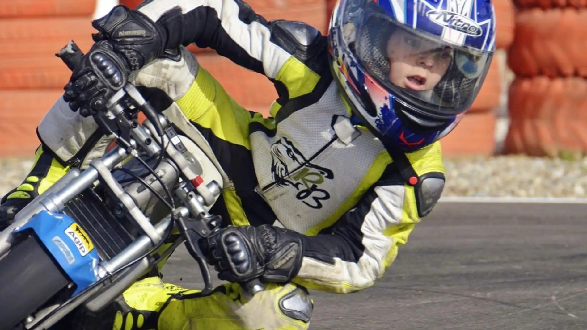 Competición de motos de categoría infantil