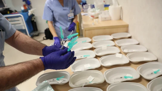 Un trabajador sanitario prepara las dosis de la de Pfizer-BioNTech contra la Covid-19 para suministrarla a un sanitario en Madrid Vacuna coronavirus