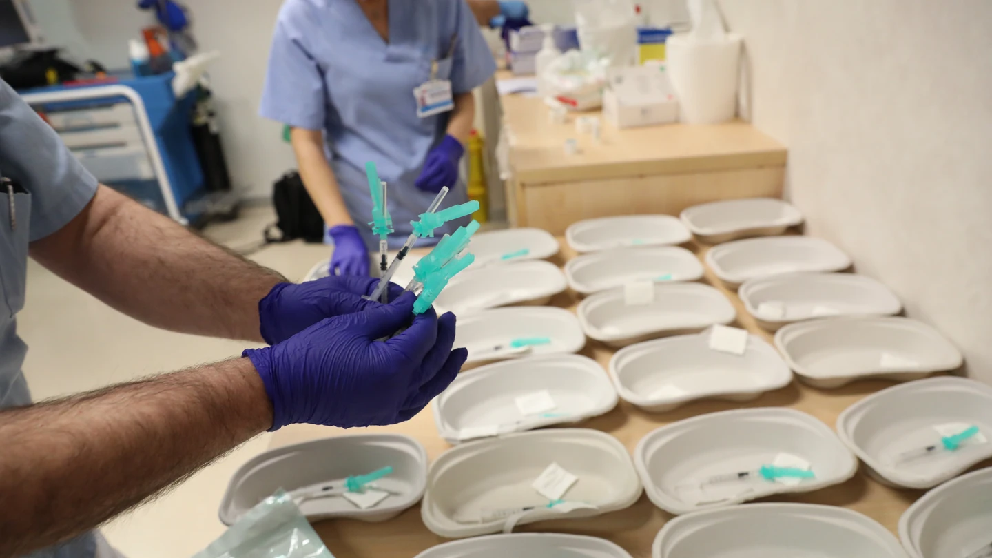 Un trabajador sanitario prepara las dosis de la de Pfizer-BioNTech contra la Covid-19 para suministrarla a un sanitario en Madrid Vacuna coronavirus