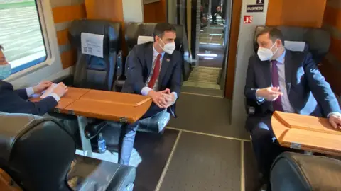 Gobierno Pedro Sánchez viajando en tren