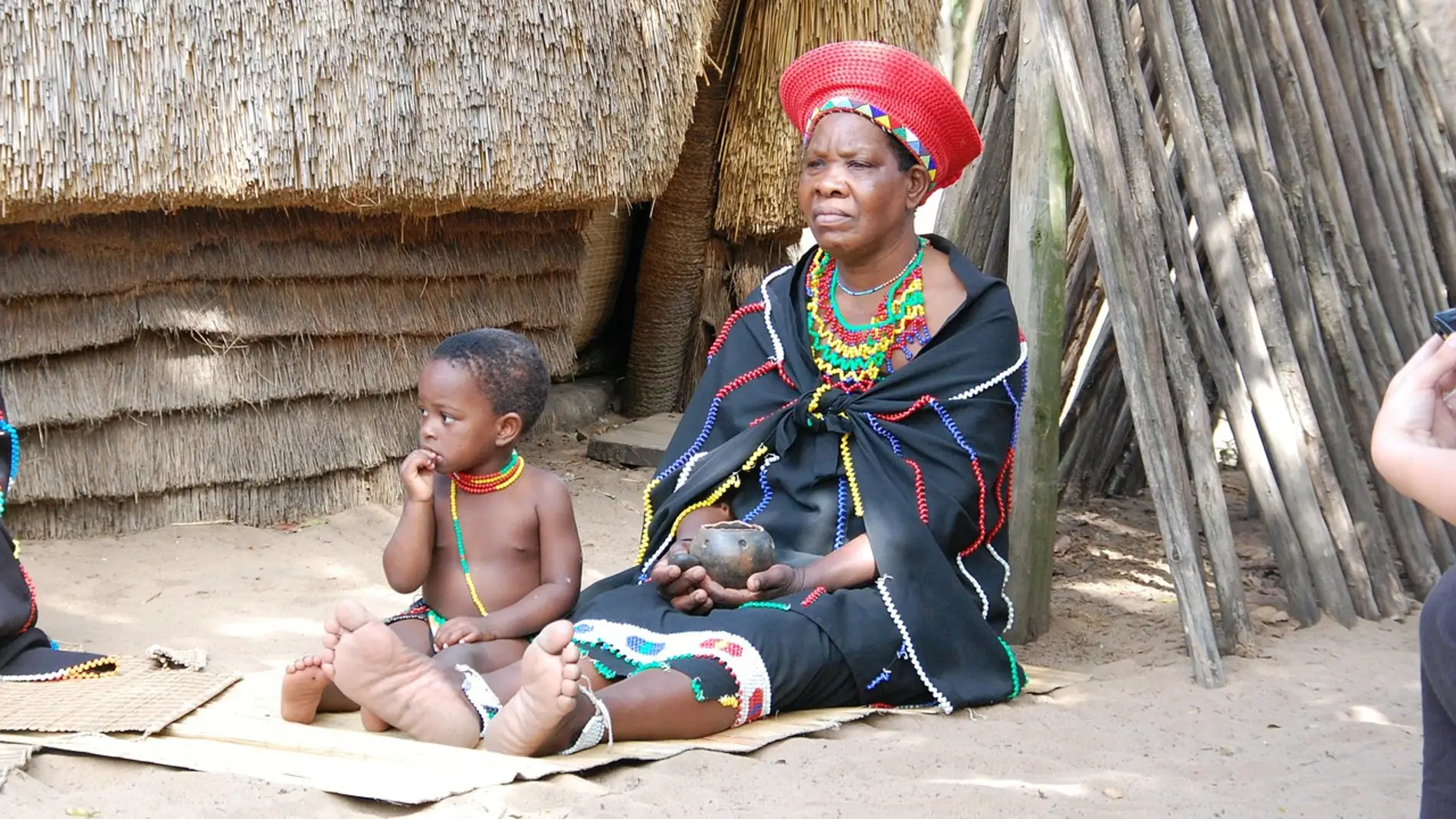 mujer sudafricana con su hijo