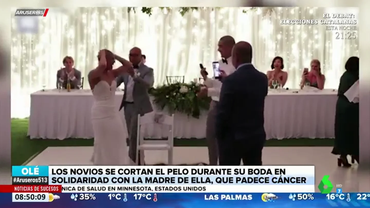 Una pareja se rapa el pelo en su boda en apoyo a la madre de la novia, que padece cáncer Una pareja se rapa el pelo en su boda en apoyo a la madre de la novia, que padece cáncer