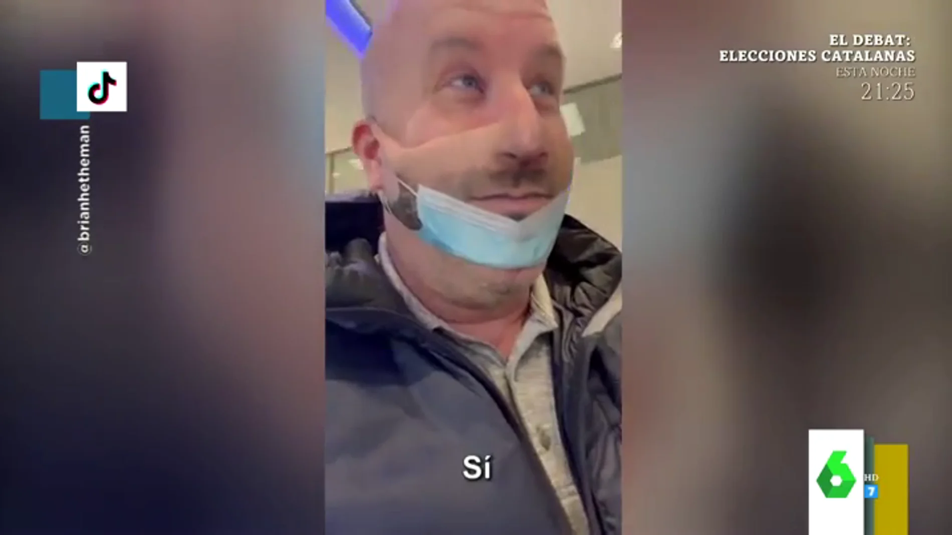 El vacile viral de un hombre con su 'mascarilla invisible' a los dependientes con los que se encuentra