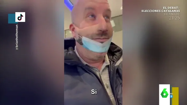 El vacile viral de un hombre con su 'mascarilla invisible' a los dependientes con los que se encuentra