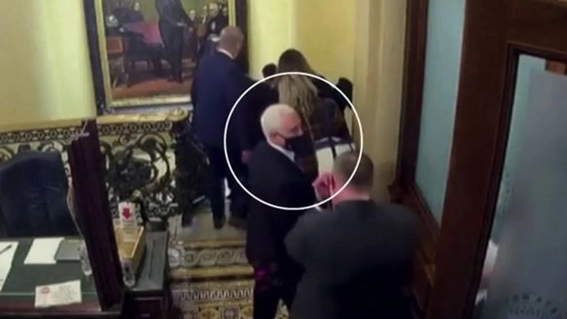 Mike Pence escapa de los asaltantes al Capitolio