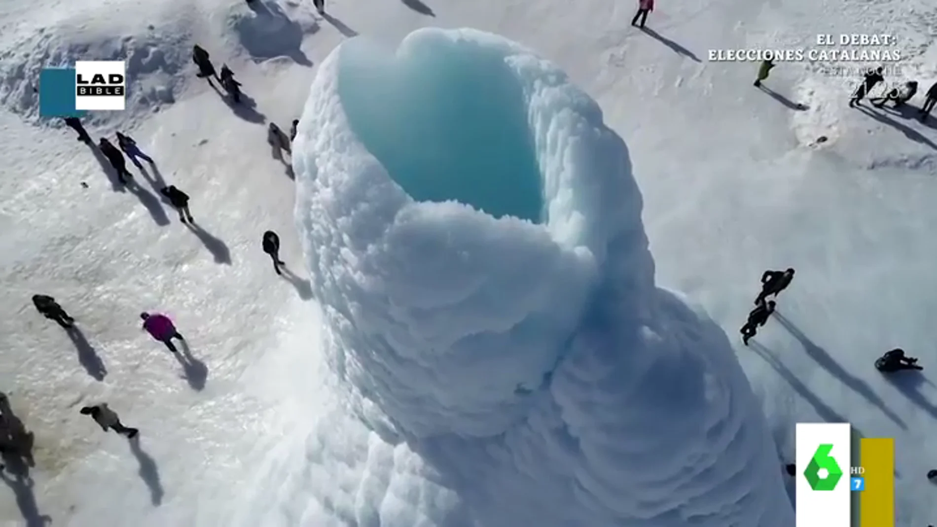 Así es el espectacular volcán de hielo de 14 metros de altura que se ha vuelto viral en Kazajistán