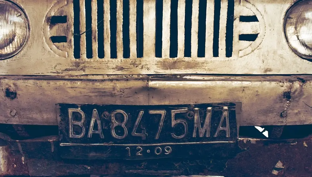 Matrícula de un coche antiguo
