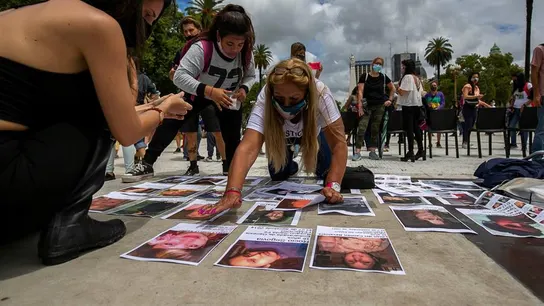 Familiares de víctimas de violencia machista se manifiestan en Buenos Aires tras el asesinato de Úrsula Bahillo Familiares de víctimas de violencia machista se manifiestan en Buenos Aires tras el asesinato de Úrsula Bahillo
