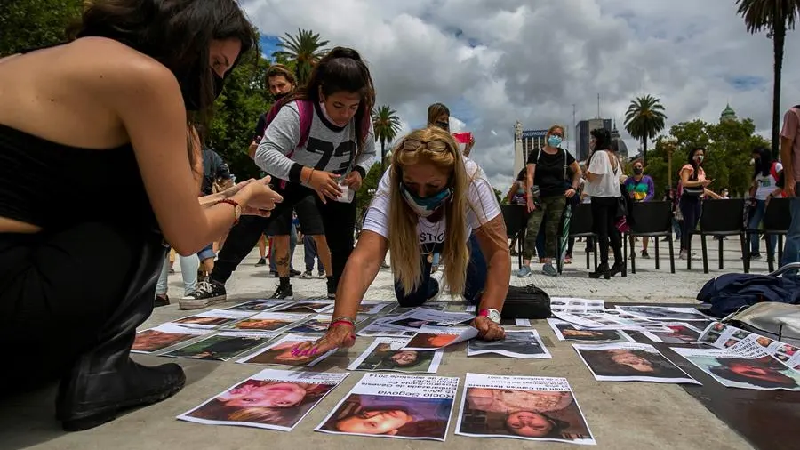 Familiares de víctimas de violencia machista se manifiestan en Buenos Aires tras el asesinato de Úrsula Bahillo