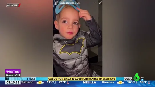 La reacción de los hijos de Alice Campello y Morata al desconocer de qué les han disfrazado La reacción de los hijos de Alice Campello y Morata al desconocer de qué les han disfrazado
