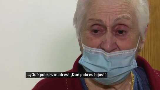 Una anciana recuerda entre lágrimas lo peor de la pandemia: "Sentí terror por todos los que se van" Una anciana recuerda entre lágrimas lo peor de la pandemia: "Sentí terror por todos los que se van"