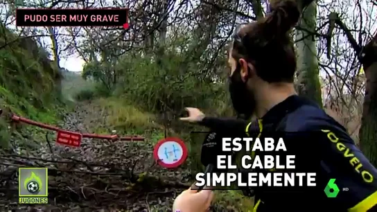 Un ciclista sufre una caída tras "comerse" un cable Un ciclista sufre una caída tras "comerse" un cable