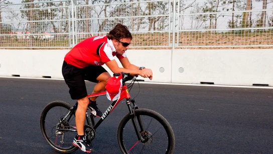 Fernando Alonso, en bicicleta en una imagen de archivo. Fernando Alonso, en bicicleta en una imagen de archivo.