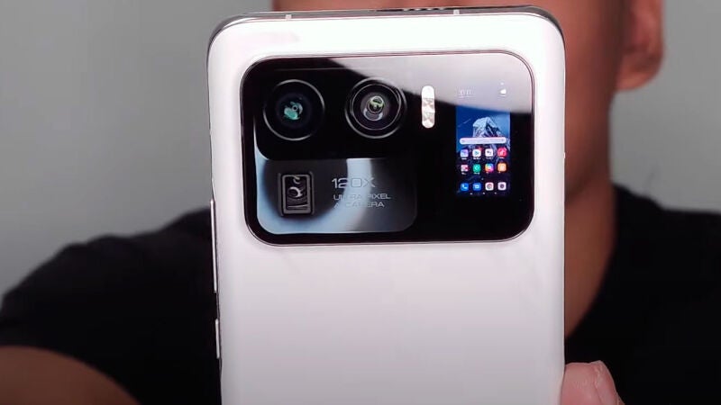 El Xiaomi Mi 11 Ultra se filtra en vídeo con una sorprendente pantalla integrada en su cámara
