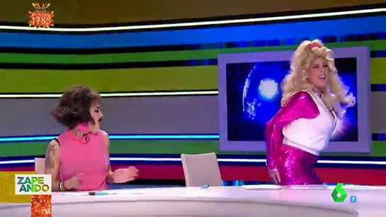El 'lío' de Valeria Ros interpretando a Dolly Parton que provoca las risas de los zapeadores: "Has cantado como la oveja Dolly" El 'lío' de Valeria Ros interpretando a Dolly Parton que provoca las risas de los zapeadores: "Has cantado como la oveja Dolly"
