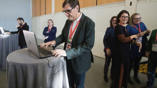 Salvador Illa votando en la clausura del XIV congreso del PSC cuando era Secretario de Organizaci&oacute;n del partido