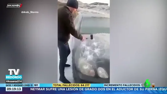Quitar el hielo del coche a base de martillazos: la nueva técnica que se ha hecho viral Quitar el hielo del coche a base de martillazos: la nueva técnica que se ha hecho viral