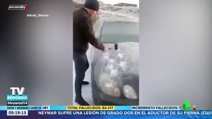 Quitar el hielo del coche a base de martillazos: la nueva técnica que se ha hecho viral