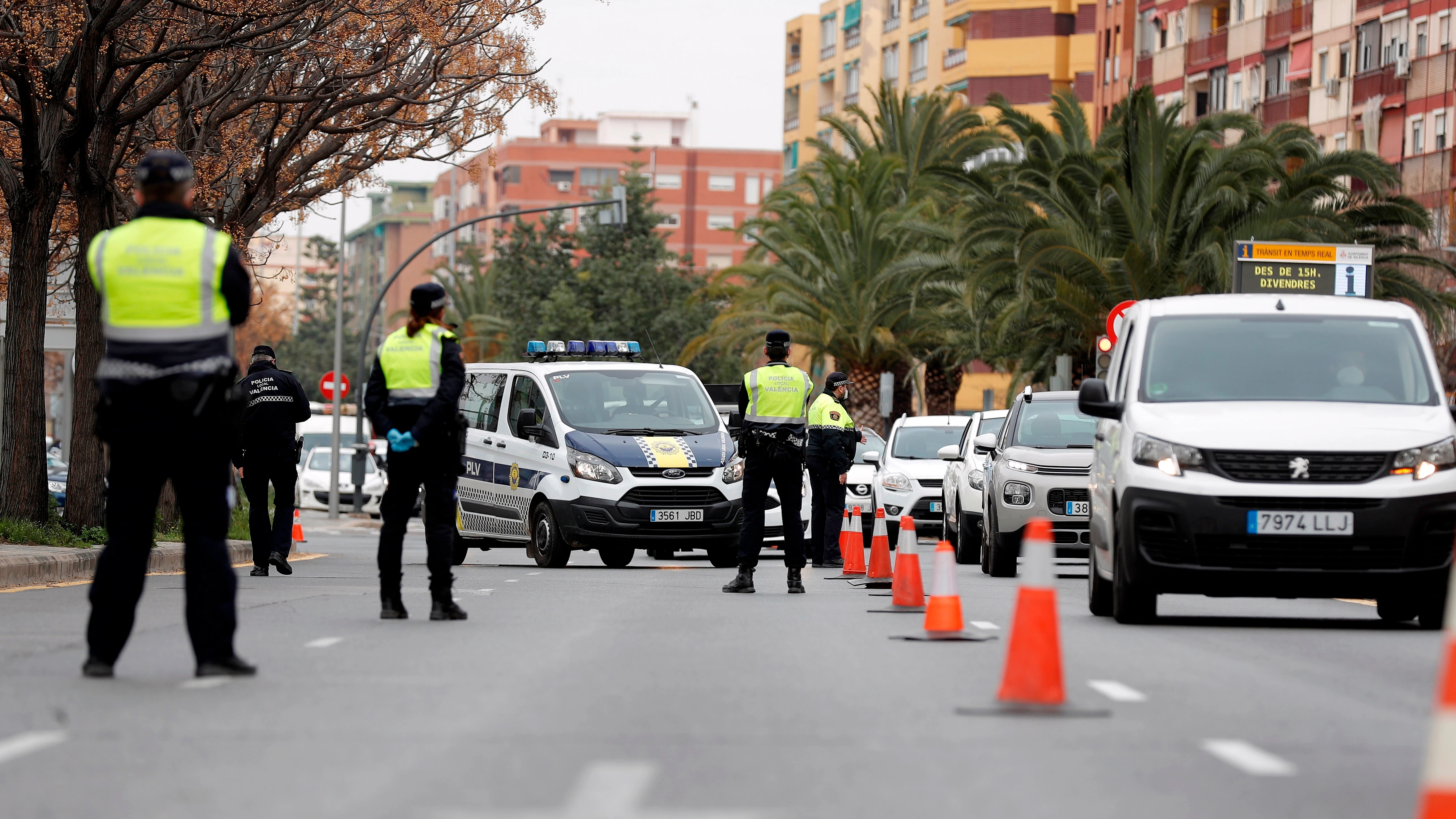 Agentes de la Policía Local de Valencia realizan un control en la salida hacia Madrid.