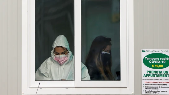 Una profesional sanitaria, en plena crisis por la COVID-19 en Roma (Italia) Una profesional sanitaria, en plena crisis por la COVID-19 en Roma (Italia)