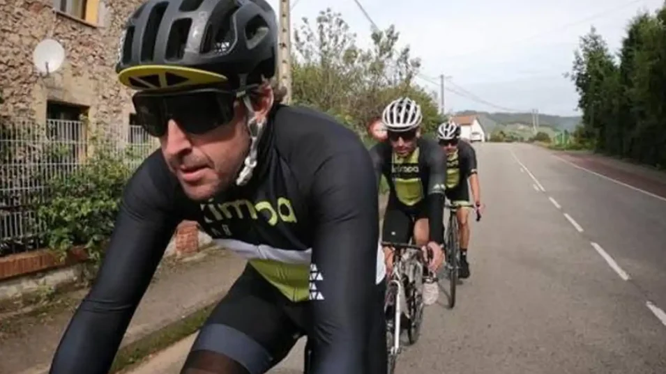 Fernando Alonso entrena en bicicleta