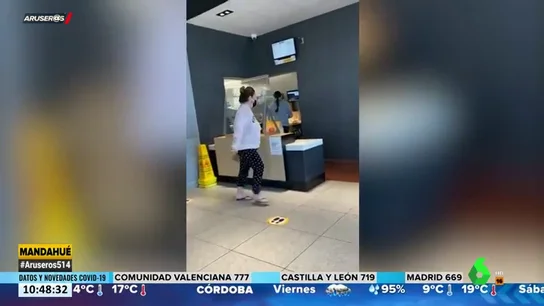 Arranca la mascarilla a la trabajadora de un restaurante por olvidar un producto en su pedido Arranca la mascarilla a la trabajadora de un restaurante por olvidar un producto en su pedido